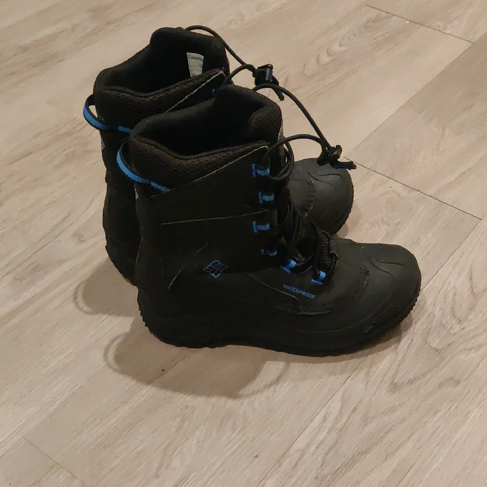 Columbia Bugaboot III 200 Grams Youth Black/Blue Winter Waterproof Boots Size 6